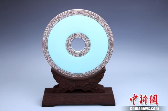 王武的青瓷作品《青璧》
