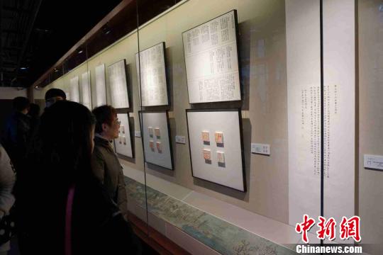 图为民众在欣赏。　谢盼盼　摄