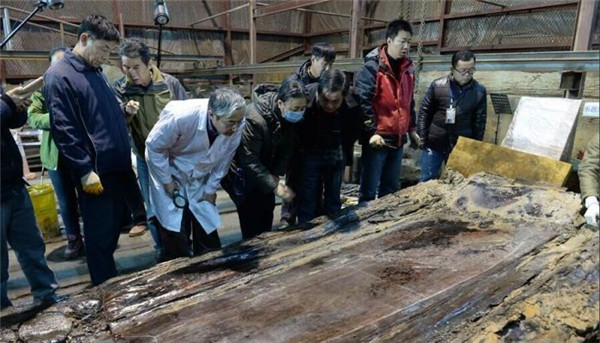 12月20日，考古专家在海昏侯墓主棺清理现场工作