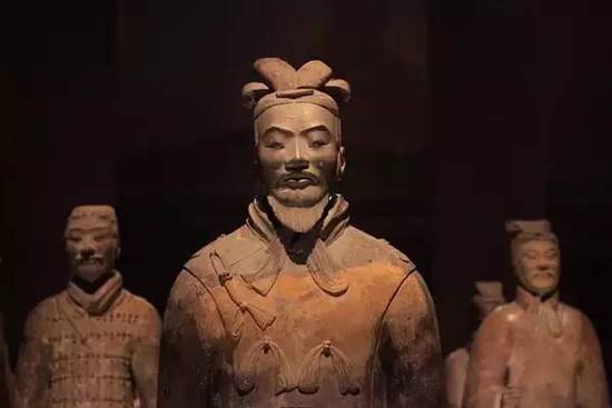 历代仕女图中的美女为何都是单眼皮？