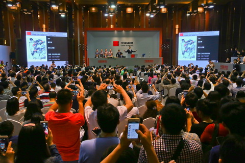 中国嘉德2015春拍 潘天寿《鹰石山花图》拍卖现场