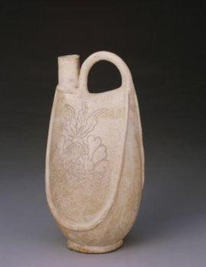 白釉刻花鸡冠壶，辽，通高26.4cm,足径7.4cm.