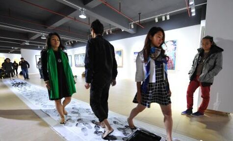   德国艺术家蔡青展示作品《擦肩而过》