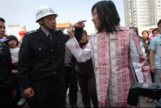   行为艺术家王军