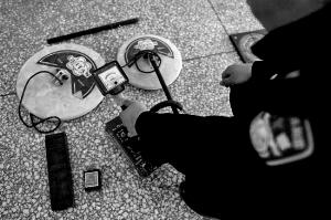 民警展示盗墓者使用的金属探测仪