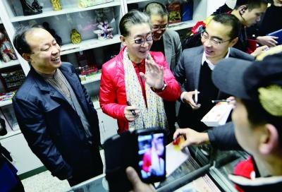 “猴王”六小龄童来到猴票发售点受到邮迷们的热捧 