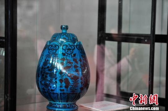 图为展出的“孔雀蓝釉花鸟虫贝盖罐”。　刘冉阳　摄