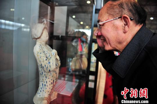 图为民众参观“唐青花胖妞”。　刘冉阳 摄