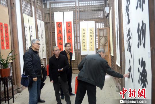 本次展出的近百幅原创联墨作品，每一幅皆独一无二，各具特色。　记者刘可耕　摄