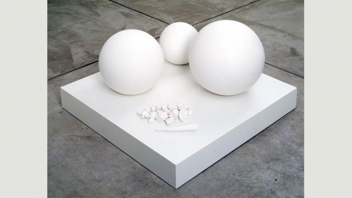   图9：安奈特·莱缪克丝(Annette Lemieux)的作品《潜在的雪人》（Potential Snowman）