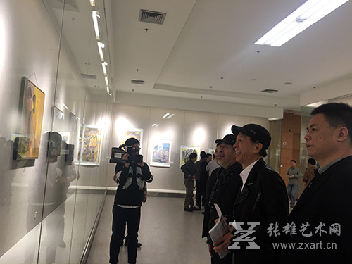 嘉宾们欣赏展出作品