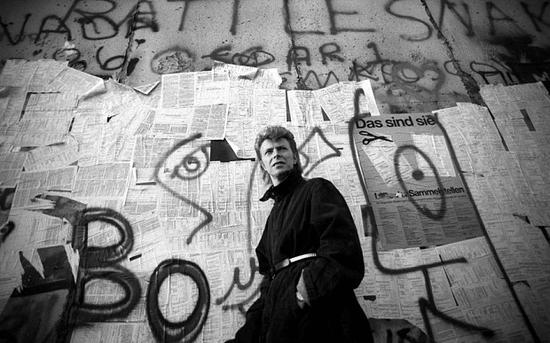   柏林墙前的大卫·鲍伊（1987）