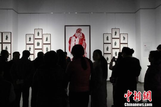   图为观众瞻仰《孔子行教像》。