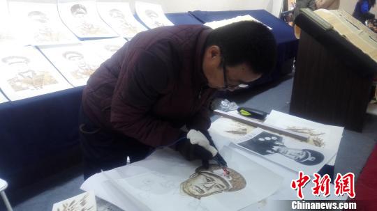图为非遗项目烫画展示 张瑾娴 摄
