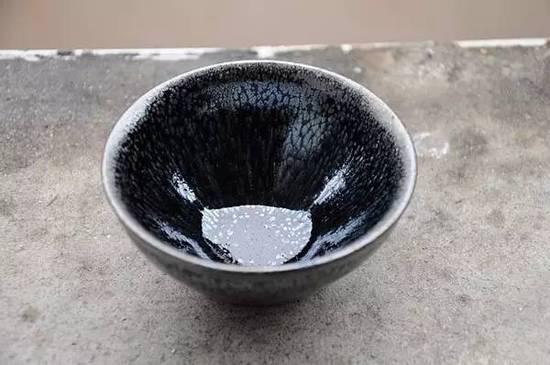 油滴的釉面多数为边缘界限清晰的不规则结晶