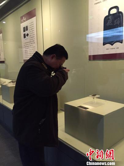 图为观众看展。　张若娴　摄