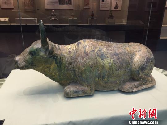 图为展出的鎏金铜牛。　张若娴　摄
