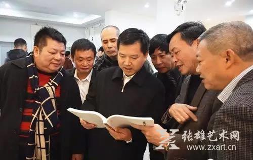 东山县委书记黄水木（中）观看展览作品集