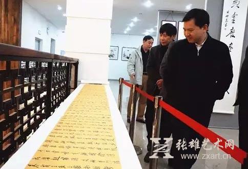 东山县委书记黄水木（中）观看展览