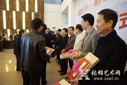 向东山县赠送了200册《陈元光诗赋•林仲文书法作品集》