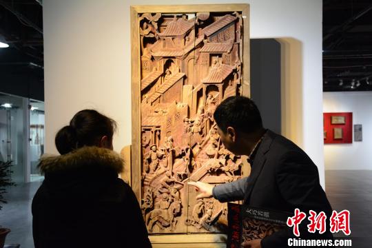 精美的木雕版吸引观众细致品评