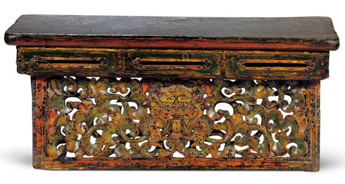   十八世纪 彩绘雕饕餮纹折叠桌
