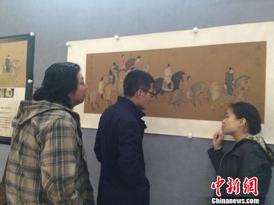 图为讲解员向观众介绍《虢国夫人游春图》　张瑾娴　摄