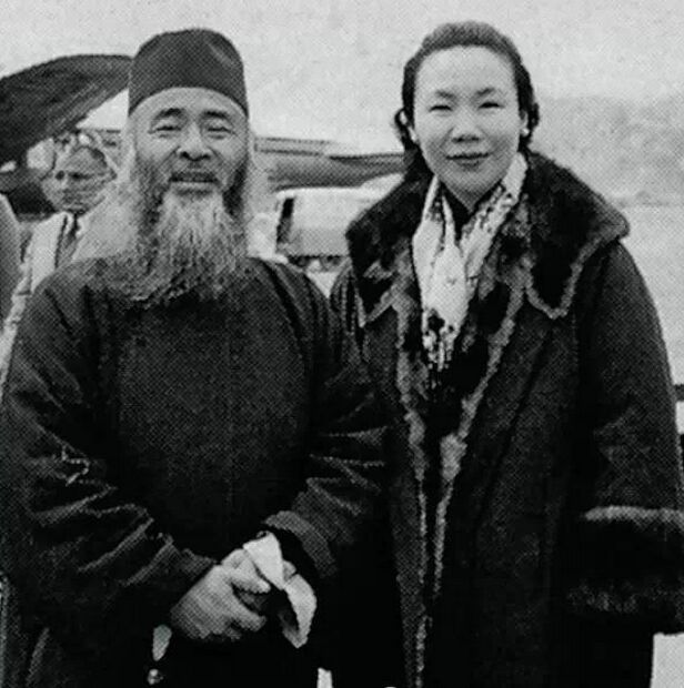   张大千和门人方召麐于香港
