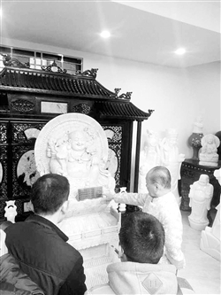   李有权博士（右一）在向参观者展示玉器藏品