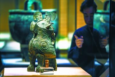 “妇好铜鸮尊”