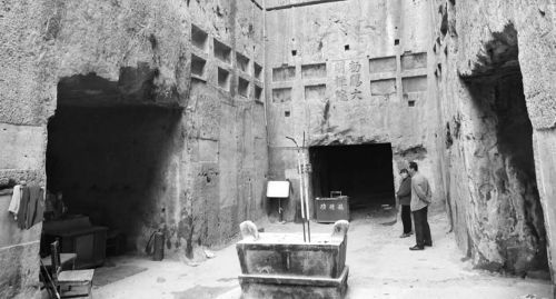 巨野“金山大洞”被考古专家推断为刘贺所建的墓，如今成了当地居民烧香拜佛的场所。