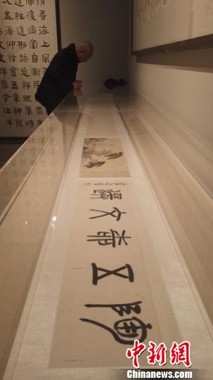 观众在管峻书画精品展上观展　应妮　摄