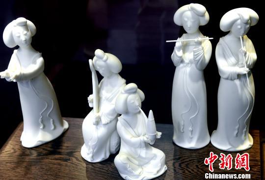 陶艺家陈为坦参展陶瓷作品《春江花月夜》。　记者刘可耕　摄