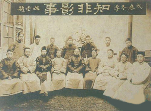 ▪ 柳诒徵(正中)50岁生日时与东南大学弟子合影