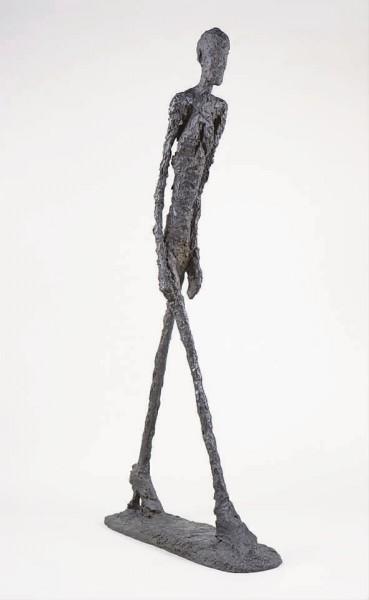 在沪展出的阿尔贝托·贾科梅蒂作品《行走的人I》。(资料照片)