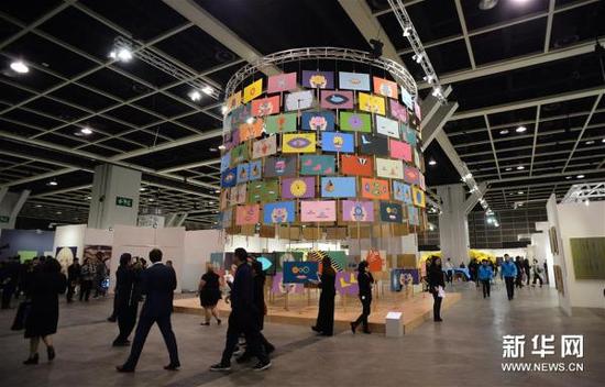 3月22日，参展商在香港巴塞尔艺术展场地忙碌