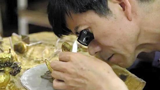   王师傅在进行细致修复（截图）