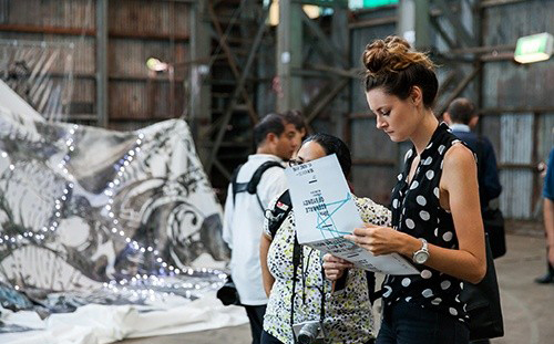 观众在悉尼双年展现场参观