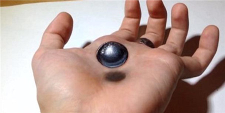 法国一艺术家在手掌上做3D绘画