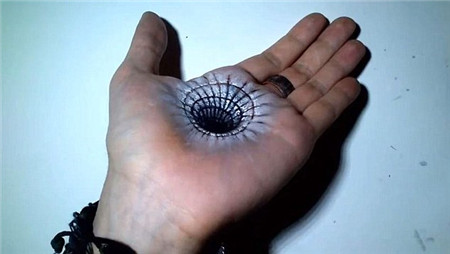 法国一艺术家在手掌上做3D绘画