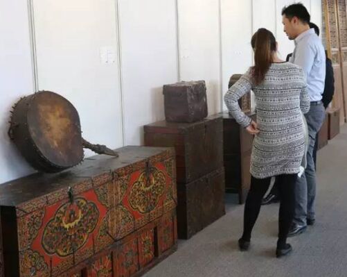 玉器工艺品专场共有玉石、珠宝、各类工艺品近七百件，品种多样，估价合理