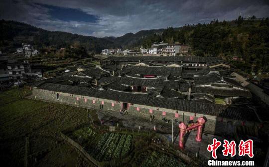 散落在戴云山脉的永泰古庄寨群，跑马廊、铳口箭口、马面和碉楼一应俱全，尤其以成熟而精致的土夯和卵石垒砌技艺令人赞叹。图为永泰仁和庄。　鄢朝辉 摄