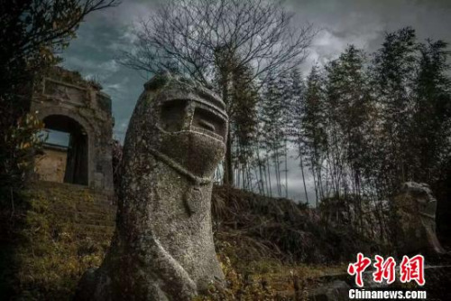 如今的庄寨周围，菜园和农田都已经荒废不少，如何吸引人往乡村去，保护农业文化，是当前最棘手问题。专家称，永泰是重要稻米生产基地，还拥有李干等系列农特产品，从传统农业出发，培育农业文化遗产，或是很好的出路。图为面临修复的庄寨。 鄢朝晖 摄