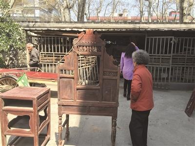 老家具占用车棚即将被清理。
