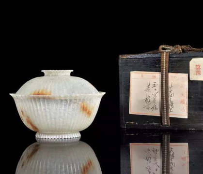清乾隆 痕都斯坦青白玉菊瓣盖碗 直径 D 12.3 成交价：RMB:172,500