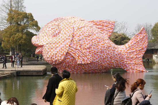   “大黄鸭之父”霍夫曼新作《浮鱼》