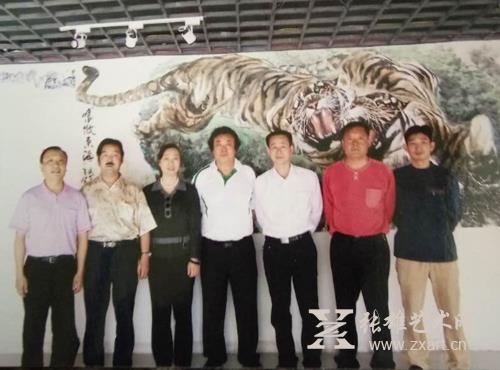 吴盛辉先生、张雄先生等与王敬平先生合影