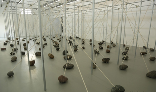 日本著名物派艺术家菅木志雄以钢管、石头、绳子制作的《周围律》