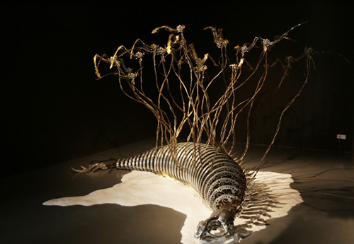 韩国艺术家崔有让用金属材料、树脂、马达、齿轮、LED制作的《洞穴守护者》