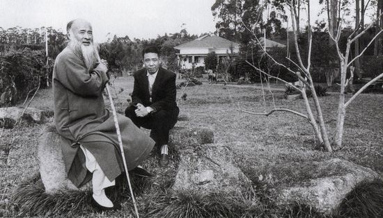  张大千与孙云生摄于巴西八德园中
